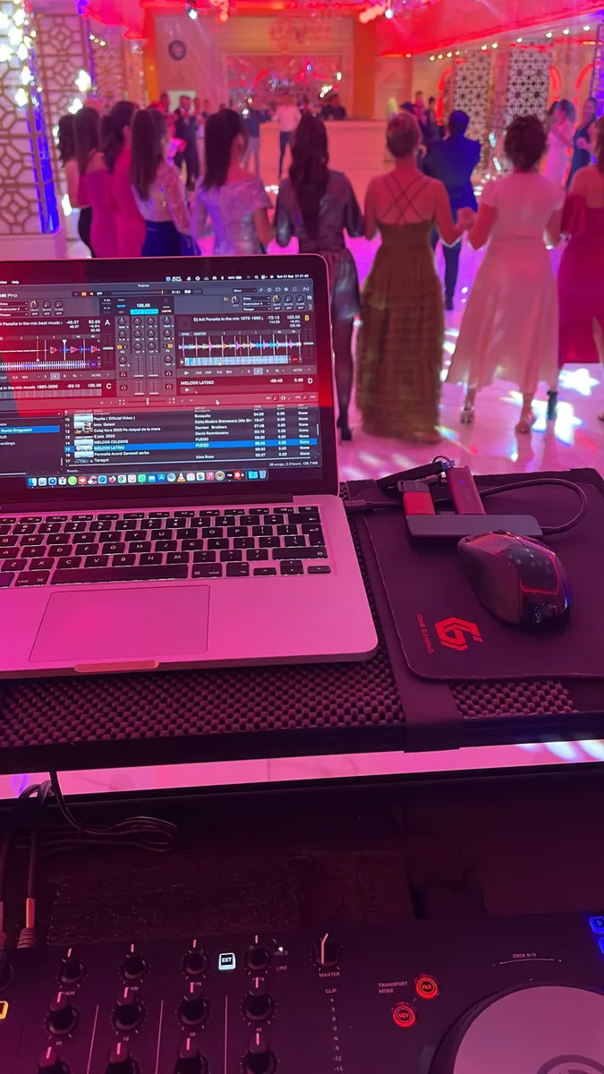 Laptop și controller DJ la eveniment